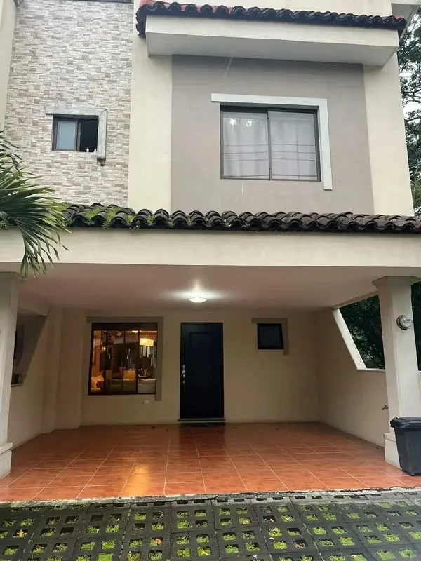 Discover the perfect rental townhouse in the desirable gated community of Guapinol, Santa Ana. This charming 3-bedroom, 2.5-bathroom townhouse offers 179 sqm of living space and a 120 ...