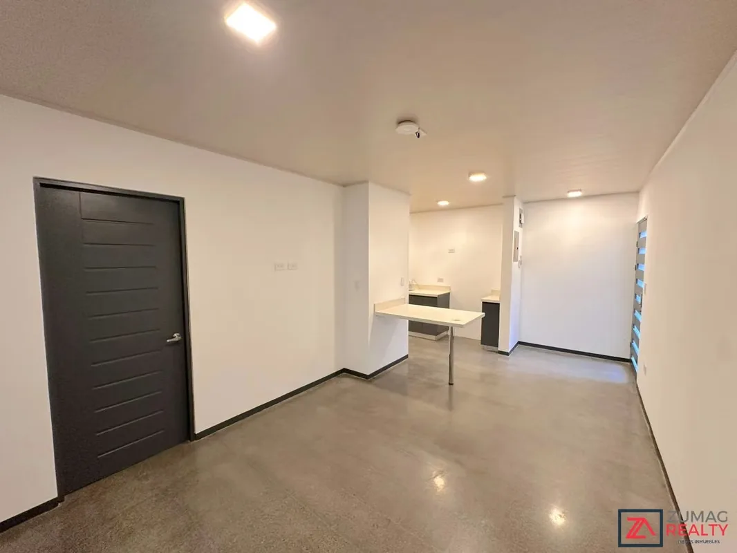 Moderno y cómodo apartamento en Sabana Oeste, ideal para estudiantes o parejas que trabajen en la zona. Ubicado a pocos metros de UCIMED y con fácil acceso a La Sabana, Estadio ...