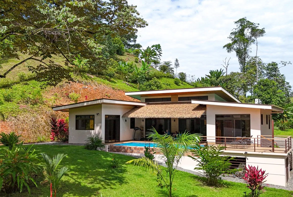 LUXURY 3 BEDROOM HOME WITH LUSH GARDEN , TREES AND PRIVACY – 0.98 ACRES, photo 2