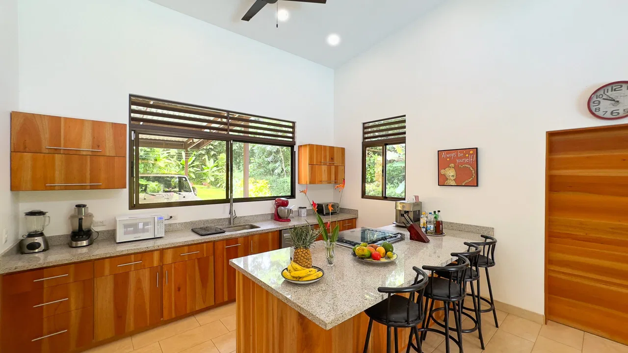 LUXURY 3 BEDROOM HOME WITH LUSH GARDEN , TREES AND PRIVACY – 0.98 ACRES, photo 11