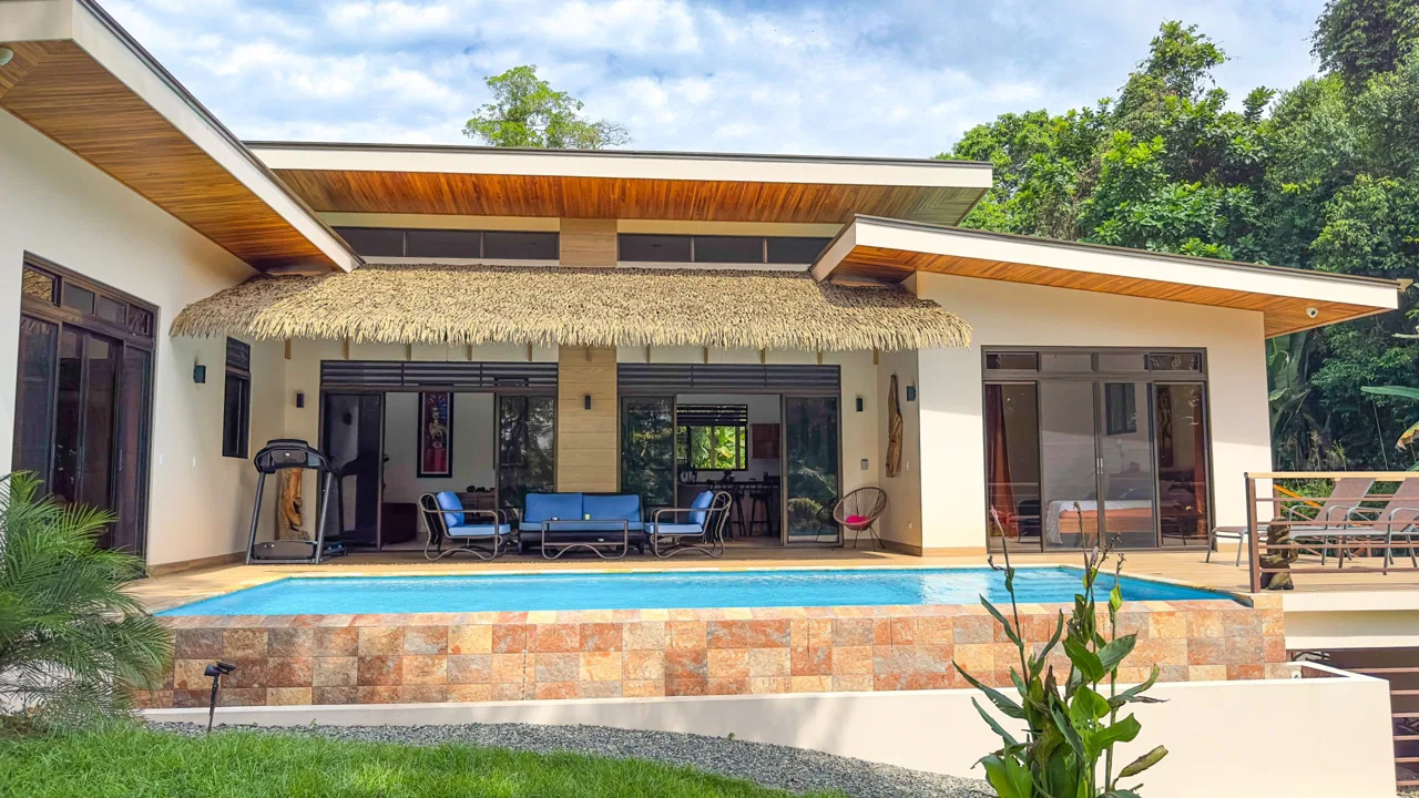 LUXURY 3 BEDROOM HOME WITH LUSH GARDEN , TREES AND PRIVACY – 0.98 ACRES, photo 3