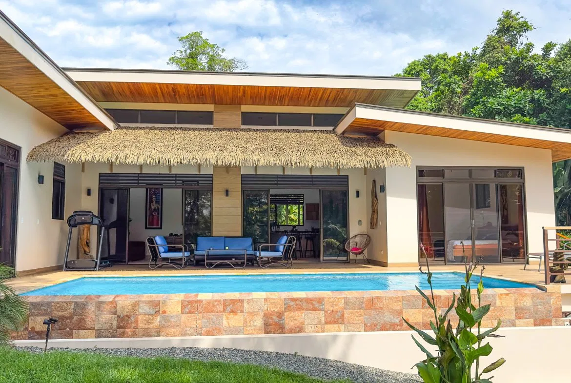 LUXURY 3 BEDROOM HOME WITH LUSH GARDEN , TREES AND PRIVACY – 0.98 ACRES, photo 4