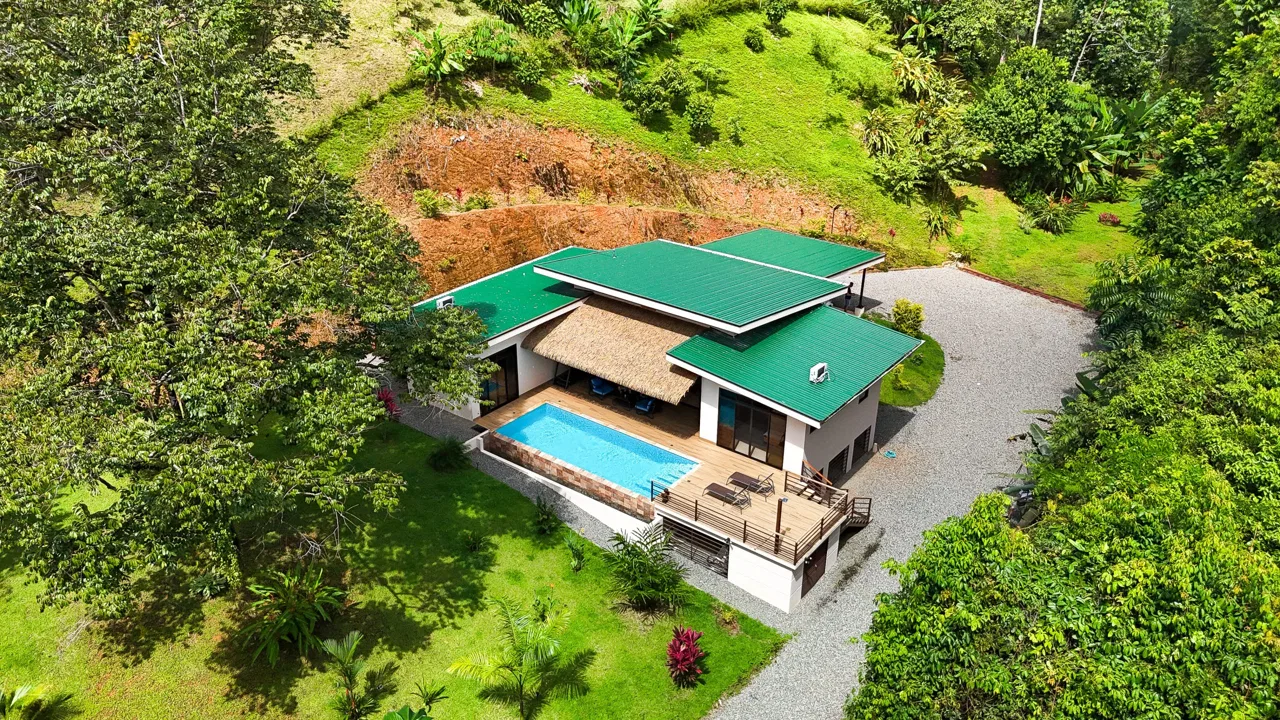 LUXURY 3 BEDROOM HOME WITH LUSH GARDEN , TREES AND PRIVACY – 0.98 ACRES, photo 5