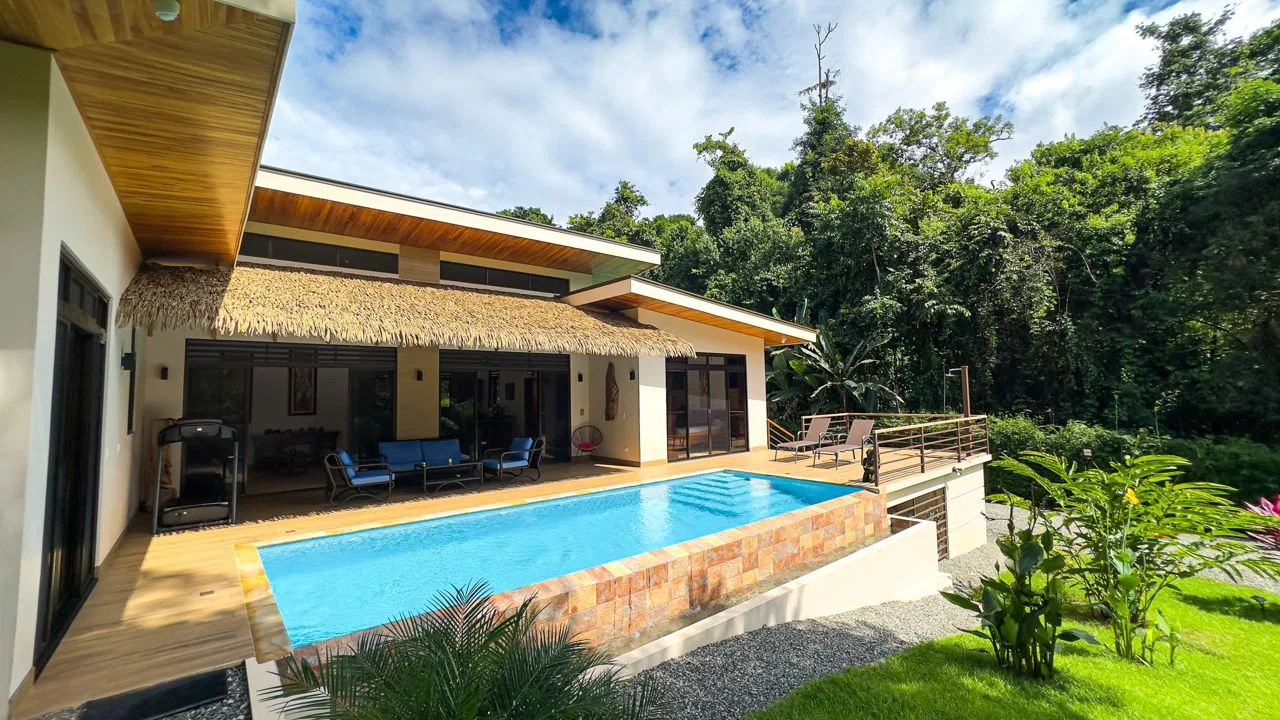 LUXURY 3 BEDROOM HOME WITH LUSH GARDEN , TREES AND PRIVACY – 0.98 ACRES, photo 7