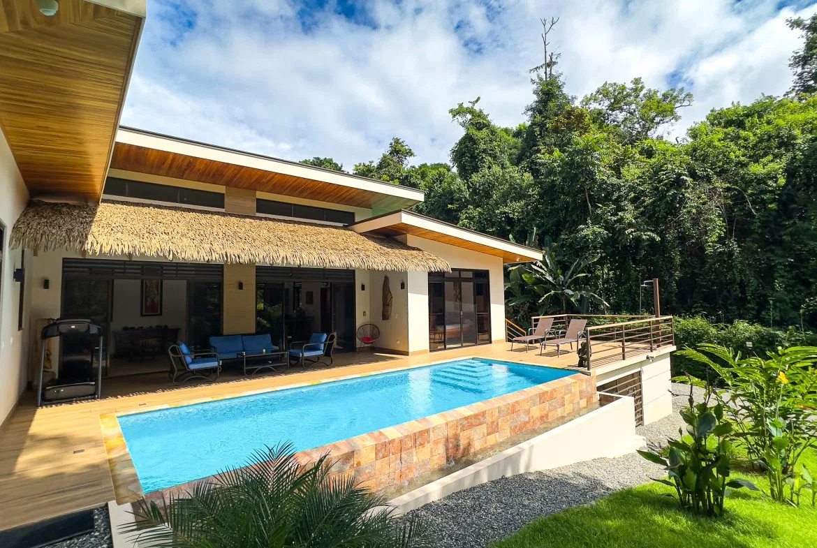 LUXURY 3 BEDROOM HOME WITH LUSH GARDEN , TREES AND PRIVACY – 0.98 ACRES, photo 8
