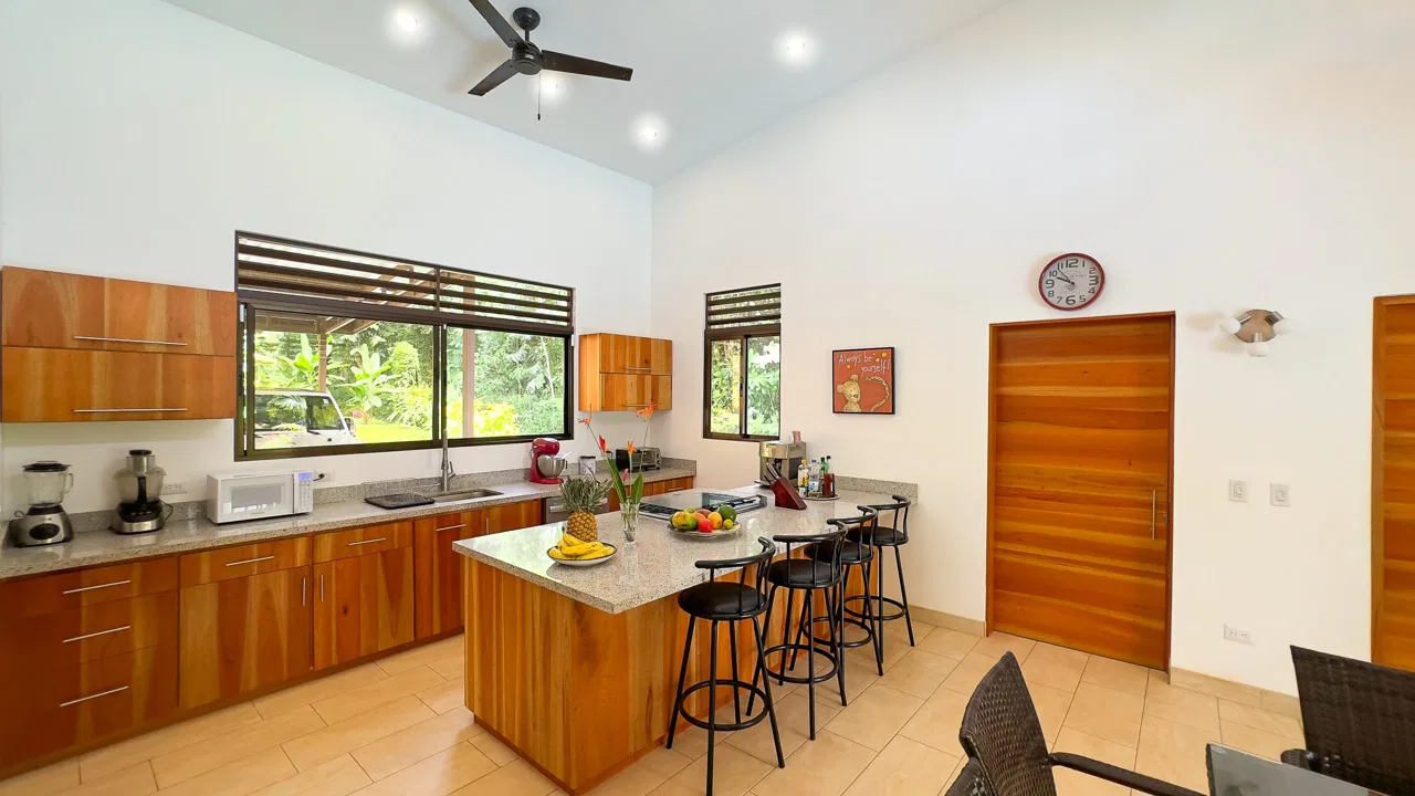 LUXURY 3 BEDROOM HOME WITH LUSH GARDEN , TREES AND PRIVACY – 0.98 ACRES, photo 9
