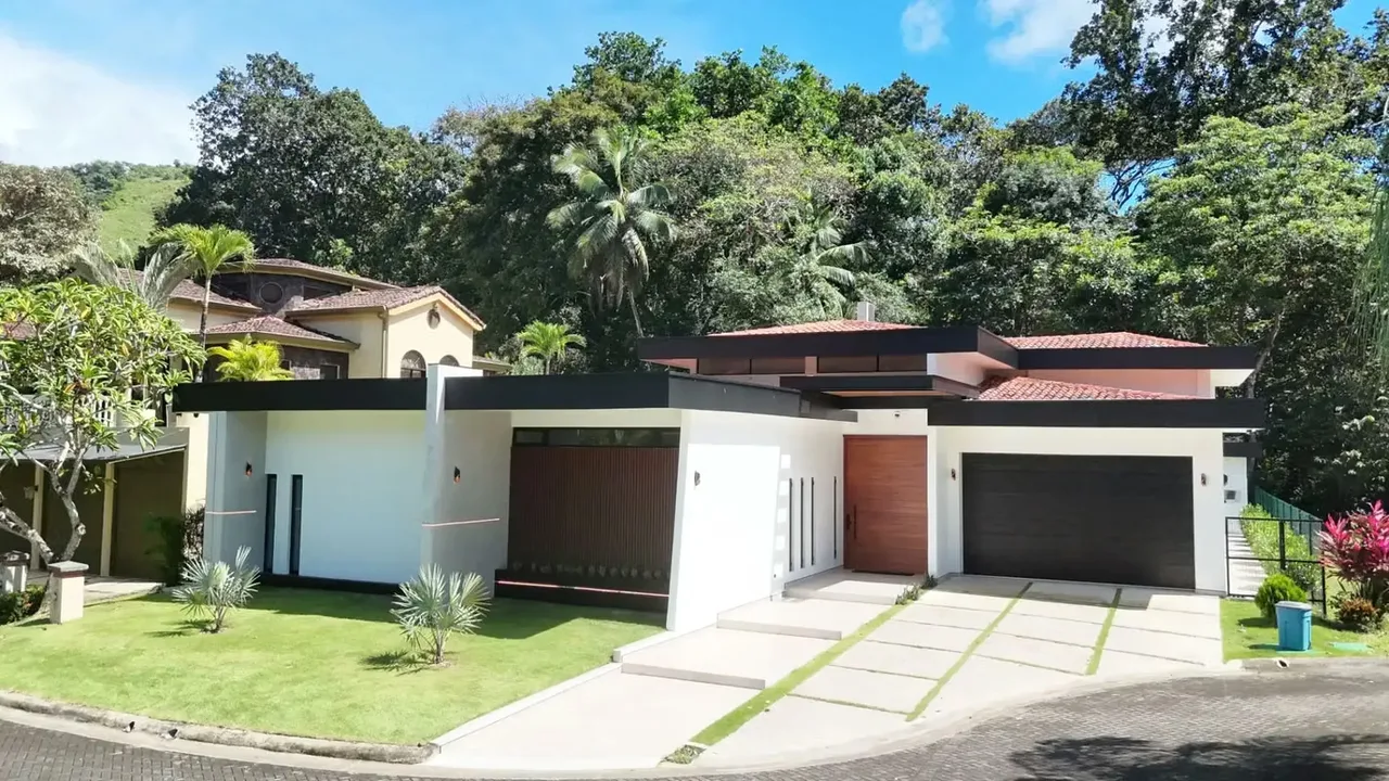 Discover unparalleled luxury in this brand-new 500 m² villa, featuring 4 bedrooms and 6.5 bathrooms, located in the exclusive La Estancia condominium in Jacó, Puntarenas. Built in ...