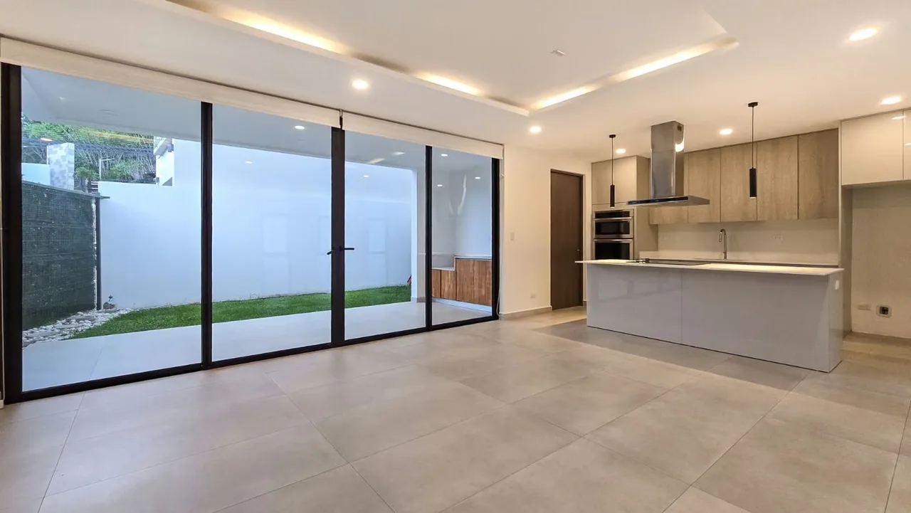Alquiler de moderna y amplia casa en condominio ubicado en Santa Ana.