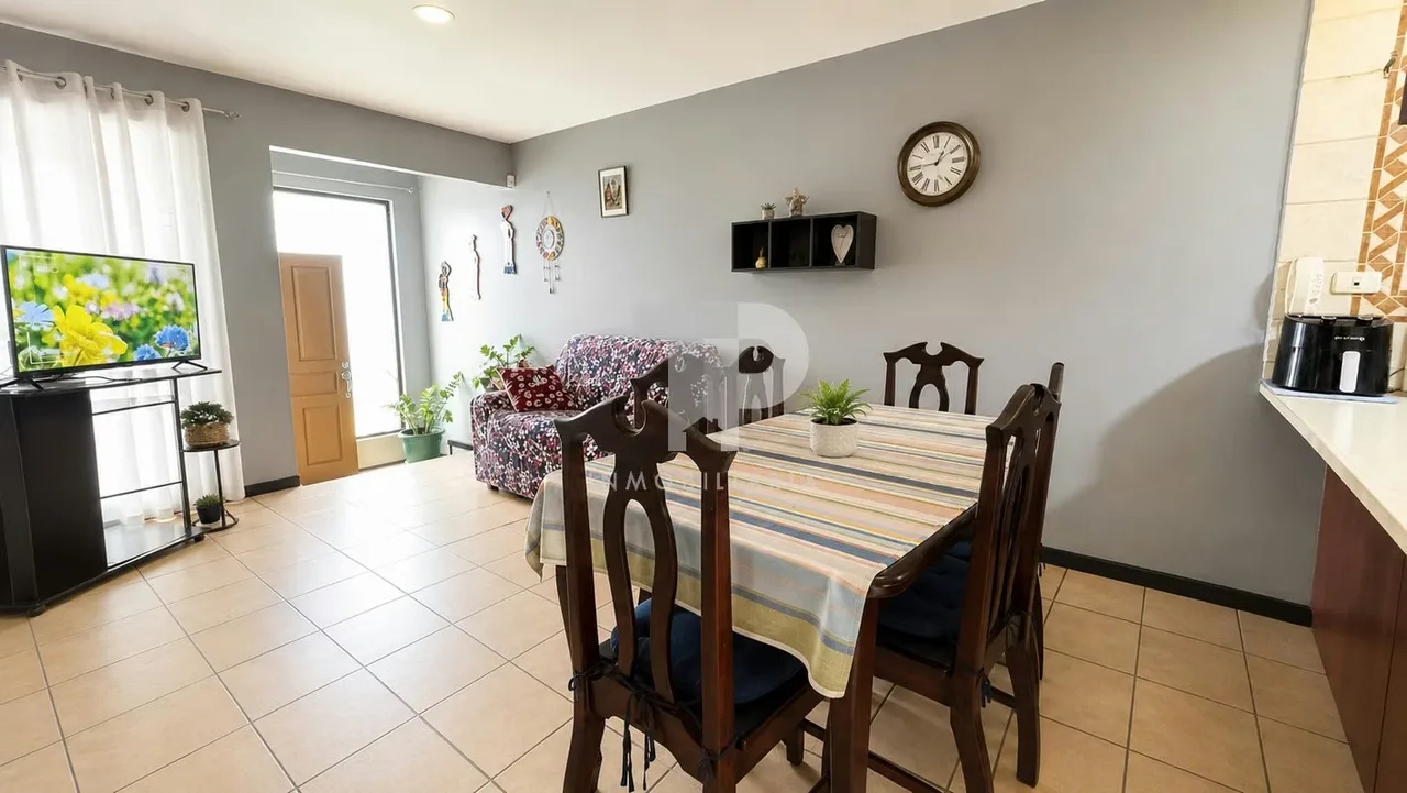 Casa de una planta, ubicada en Mercedes Sur de Heredia, dentro de un residencial abierto, con fácil acceso a servicios, comercios, centros educativos y principales vías de ...