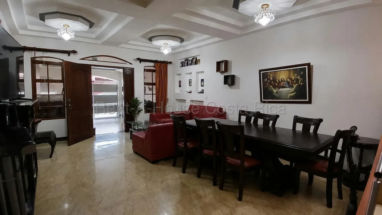 ¡Encuentra el espacio que tu familia necesita en Gravilias, Desamparados! Esta casa de varios niveles ofrece una distribución amplia y funcional, ideal para disfrutar de la vida ...