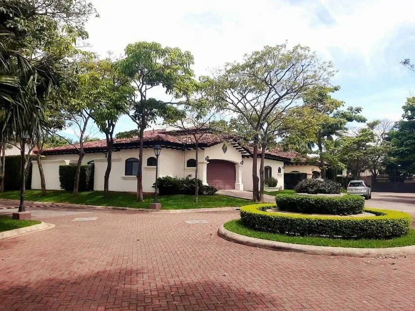 CASA EN VENTA EN CONDOMINIO EXCLUSIVO EN POZOS DE SANTA ANA - Venta en Santa Ana