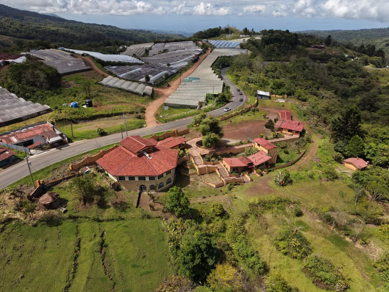 Propiedad para desarrollo de eco-lodge de 16 ha - Restaurante & Cabañas