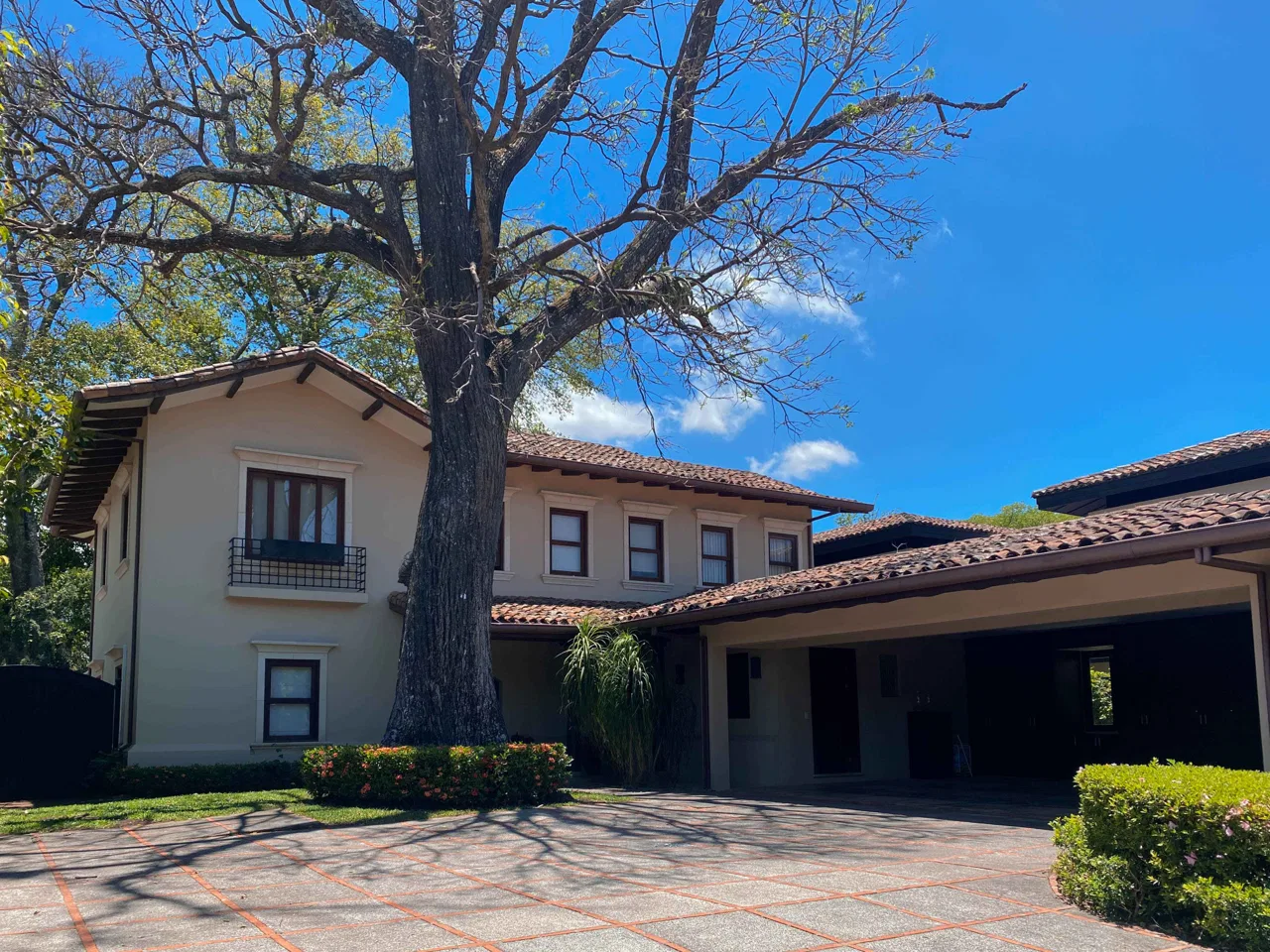 VENTA DE CASA MEDITERRANEA EN HACIENDA LINDORA, SANTA ANA