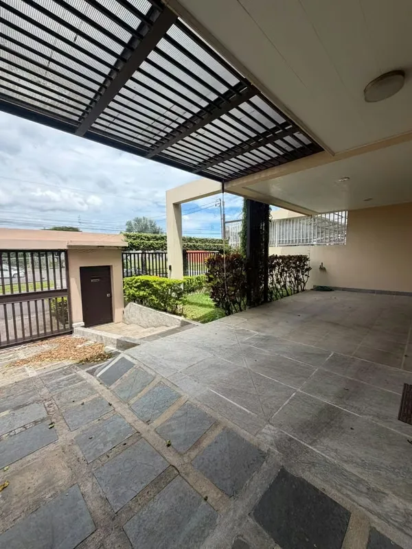 Se vende hermosa y amplia casa en San Juan de La Unión, Tres Ríos. Muy cerca del colegio Saint Clare. La casa es de dos plantas distribuidas de la siguiente manera: