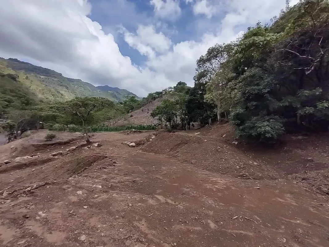 Finance is possible with owner. All services on paved road with over 100 meters frontage. Springs and streams Rolling hills at approx 1200 meters altitude(similar to San Antonio Escazu) ...