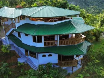 Descubre el Encanto de una Casa Exótica en Las Tumbas, Costa Rica