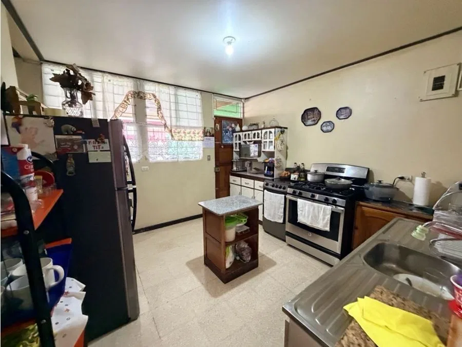 Venta de 2 casas en Bo El Molino, cerca de María Auxiliadora Terreno 217 m2Construcción 334 m2Son dos casas igualesEn primer piso tienen:- 1 espacio de estacionamiento - Jardín- Sala ..., photo 2