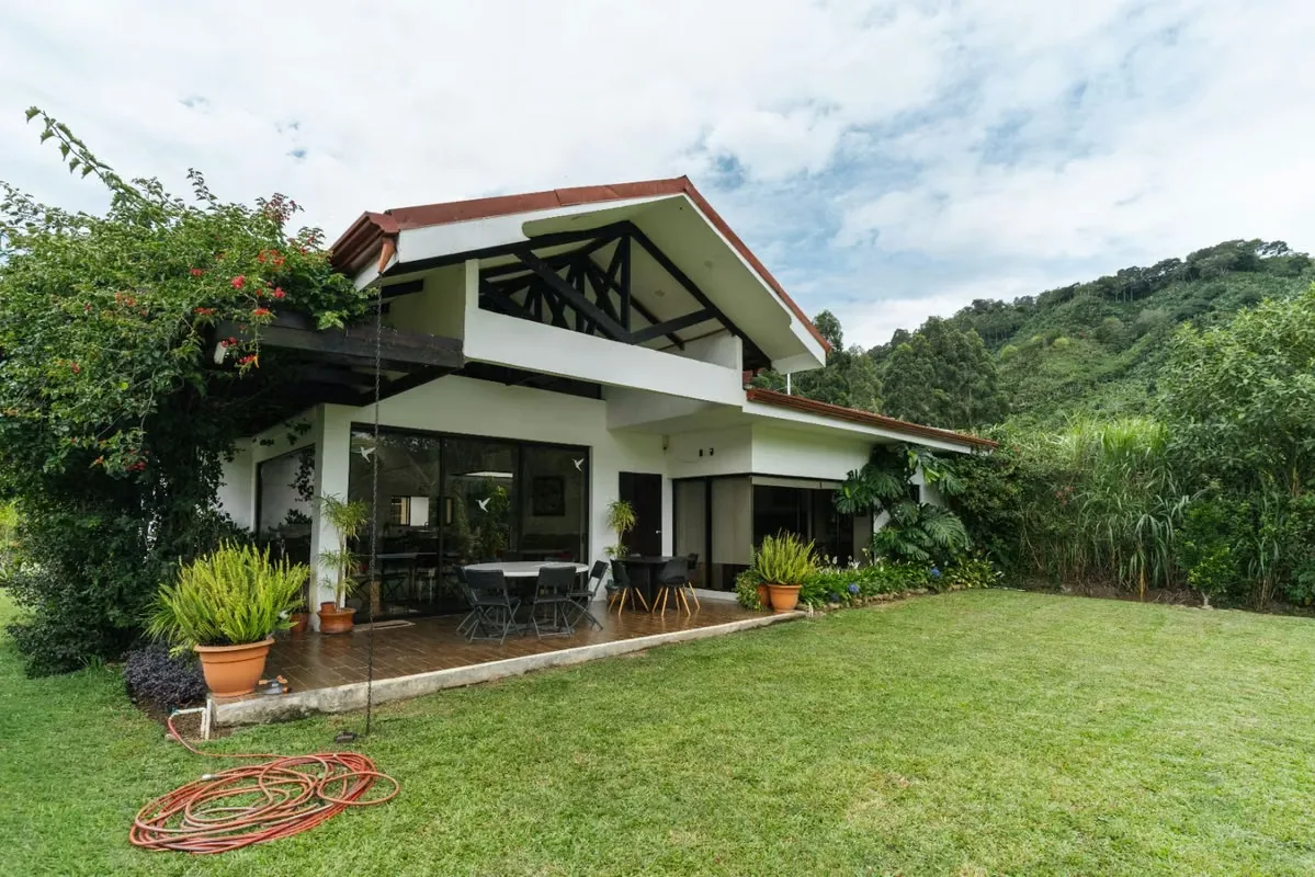 This home in Santa María de Dota stands out for its spacious gardens, views of the town, and a layout designed to connect the interior spaces with the outdoors, especially from the ...
