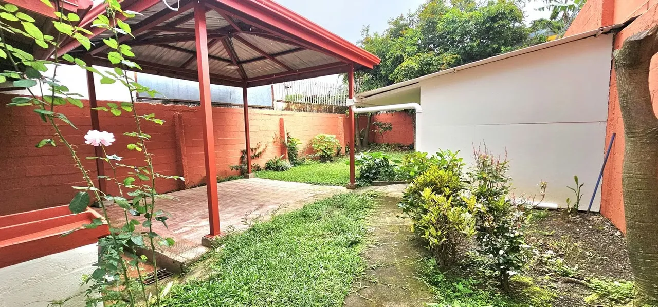 House for sale in Guadalupe with a large green area, photo 11