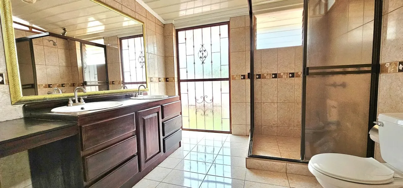 House for sale in Guadalupe with a large green area, photo 12