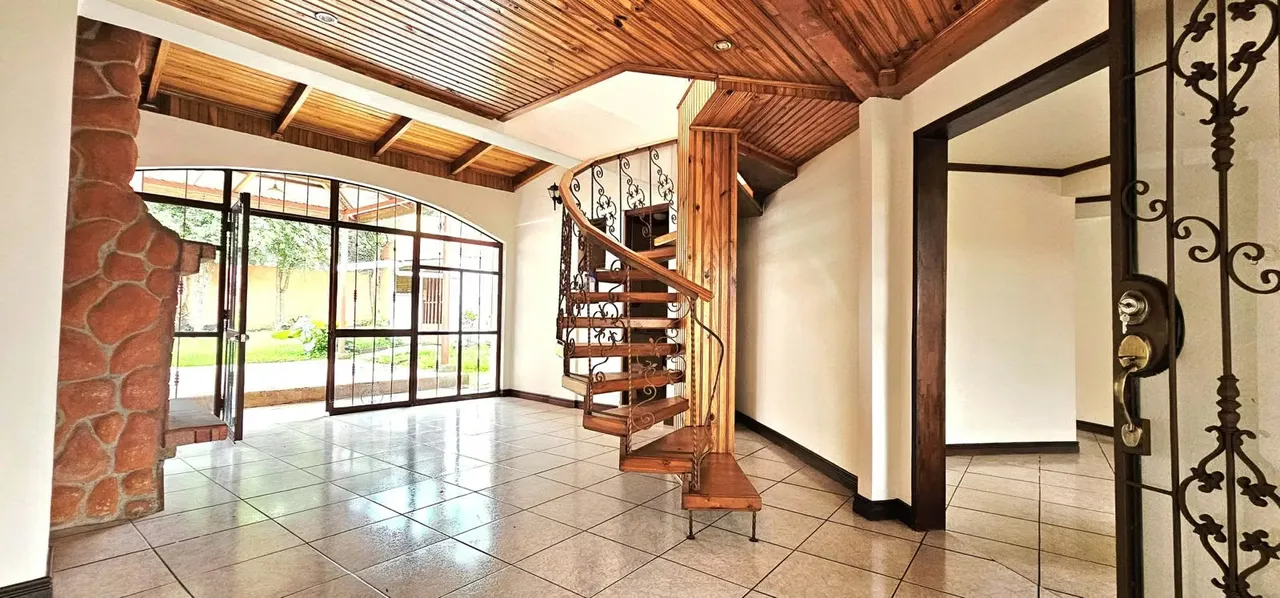 House for sale in Guadalupe with a large green area, photo 3