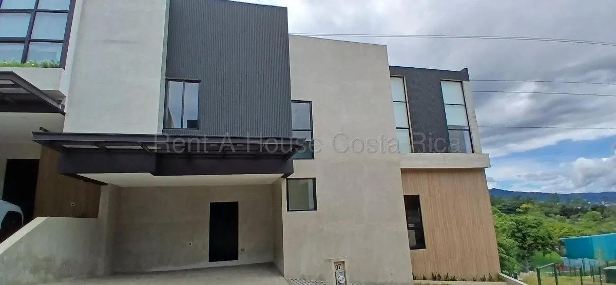 ALQUILER DE CASA MODERNA EN GUACHIPELÍN DE ESCAZÚ | 3 HABITACIONES Y 3 PARQUEOS