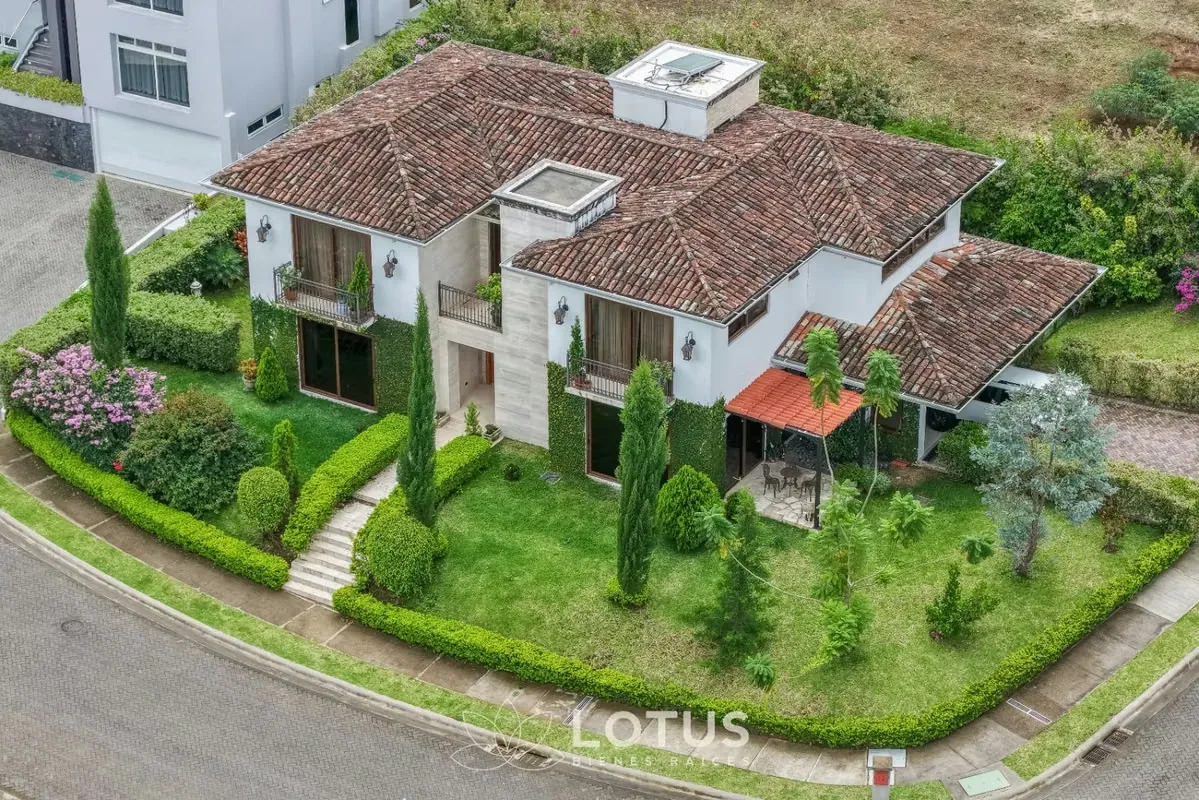 Casa en Venta en Colinas de Montealegre, Curridabat — 3 hab., Cód. AJ040