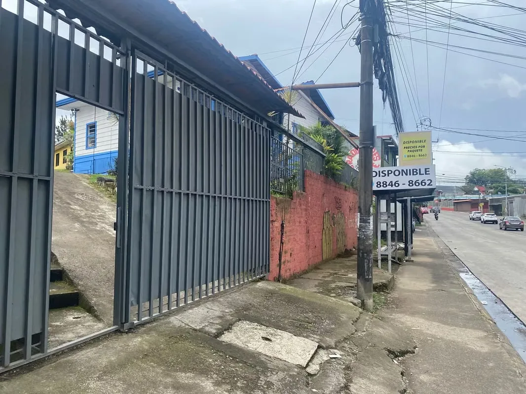 Casa en Ipis- Goicoechea. Uso de suelo mixto. Carretera principal