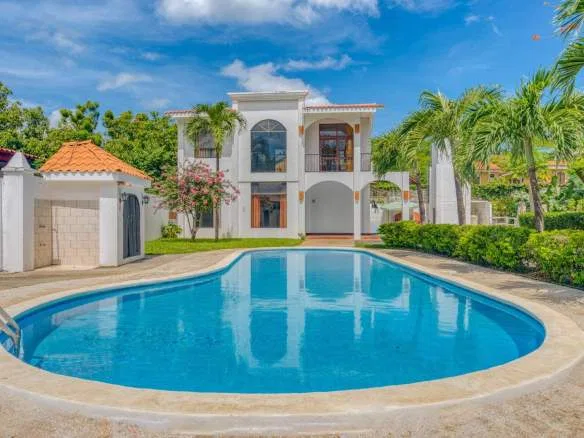 3-Bedroom House plus 6 Cabins in Playas del Coco