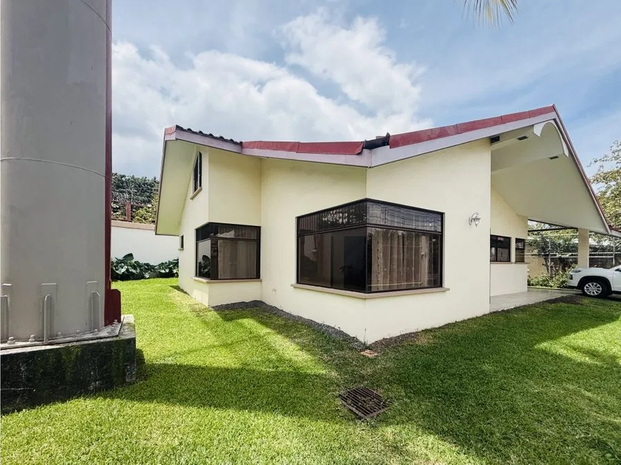 Alqulier casa uso comercial – Santa Ana, Río Oro | Alta exposición