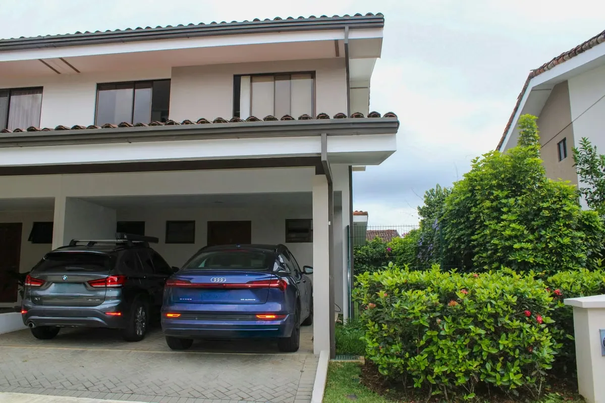 Model C House, built in 2022, move-in ready, with a fully established L-shaped garden, furnished and with appliances included.
