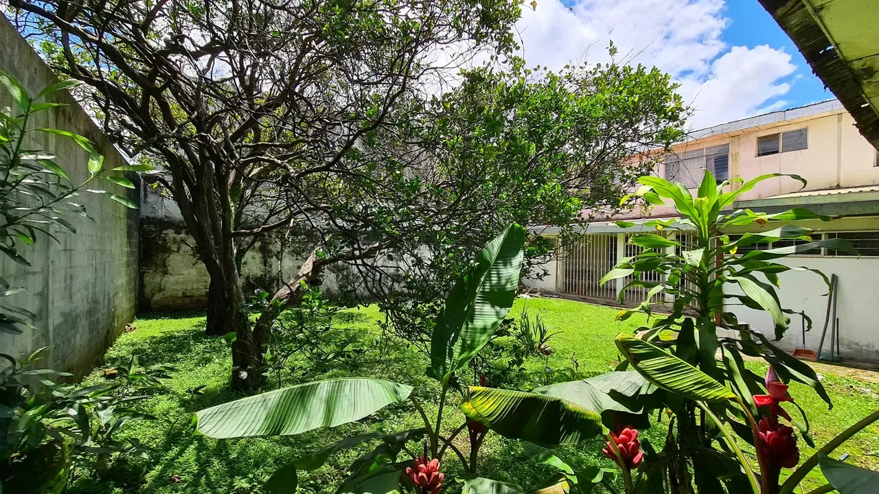 Regularly shaped, completely flat lot with a 15.92-meter street frontage and an existing structure to be demolished.