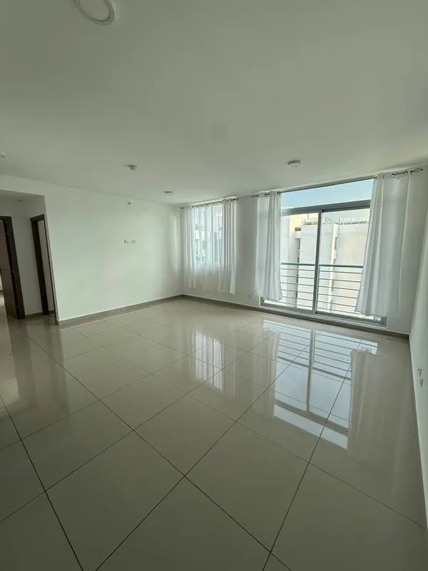 Cuenta con 2 habitaciones, dos baños completos, cocina, una amplia zona para la sala y el comedor, ...