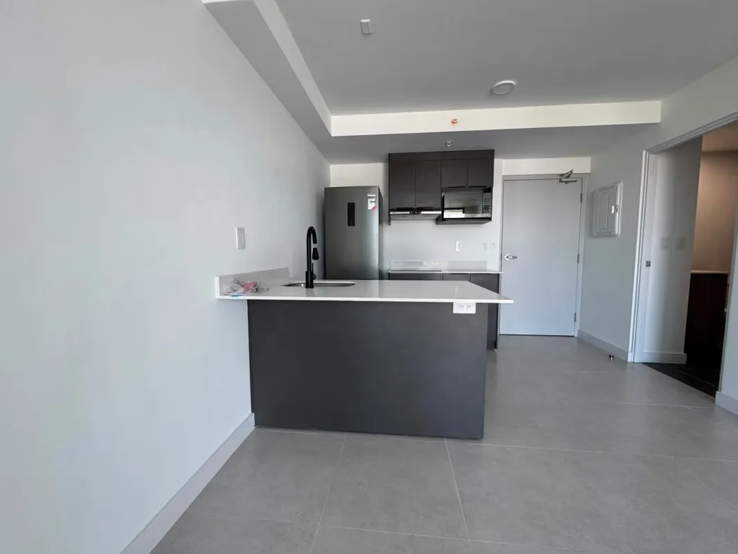 ¿Busca un apartamento nuevo, moderno y listo para mudarse? Esta oportunidad en la nueva torre de Sky Garden La Sabana lo tiene todo.