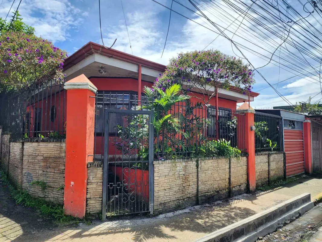 Se vende amplia propiedad de 2 niveles, en la que se alquilan habitaciones bajo modalidad de pensión.