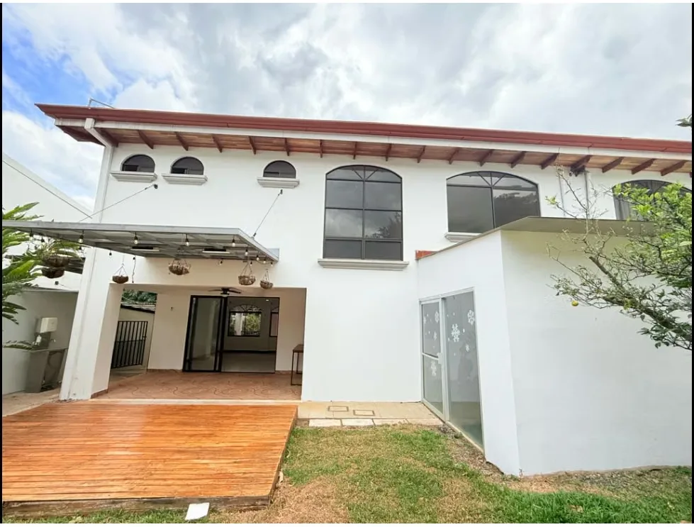 Casa independiente en alquiler en Jaboncillos de Escazú, amplia, privada y cómoda ideal para disfrutar en familia.