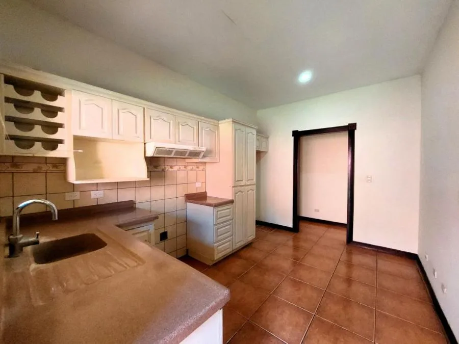 Venta de Casa de una planta con 4 habitaciones en Escazú Centro - Venta en Escazú, photo 2