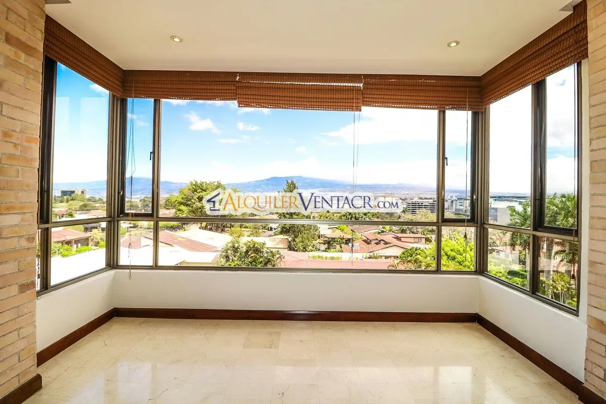 Para venta, lujoso y amplio apartamento ubicado en la exclusiva zona de Los Laureles de Escazú, cerca de Multiplaza, La Paco, restaurantes, comercios y todos los servicios.
