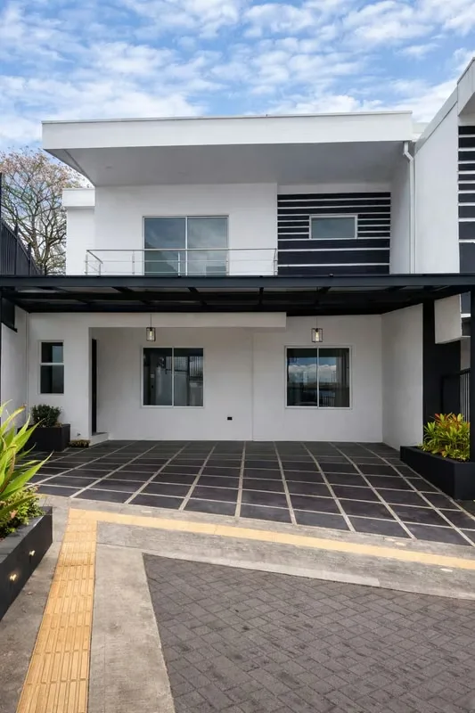 Within the Condominium Vista Catedral, this comfortable two-storey house awaits you.