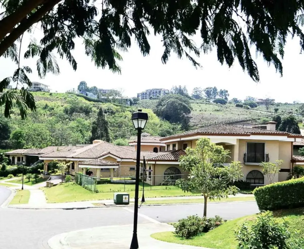 Lots from 900m2 in our exclusive Gregal Hacienda Condo. The condominium has swimming pool, clubhouse, wide green areas, hiking trails and security 24 hours. The condominium is near ..., photo 2