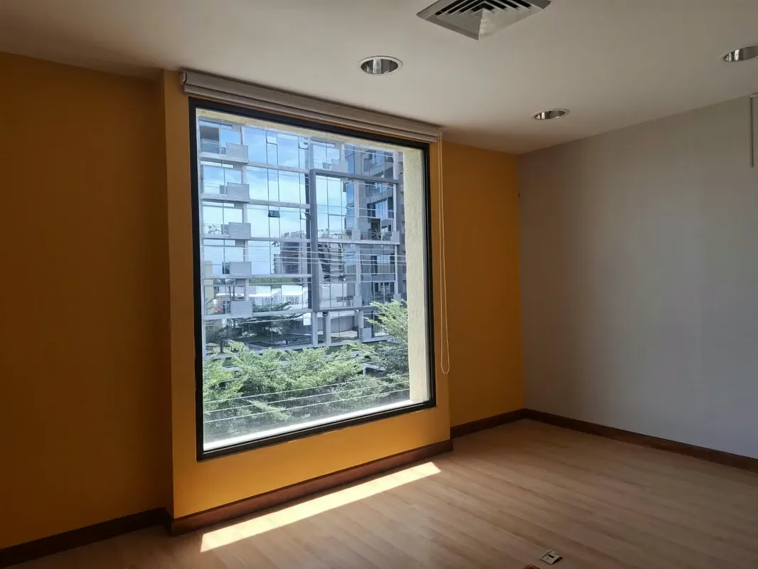 La oficina se ubica en el segundo piso de edificio Nunciatura, cuenta con seguridad 24/7, tres parqueos privados, parqueos para clientes.