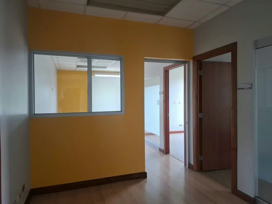 La oficina se ubica en el segundo piso de edificio Nunciatura, cuenta con seguridad 24/7, tres parqueos privados, parqueos para clientes., photo 11