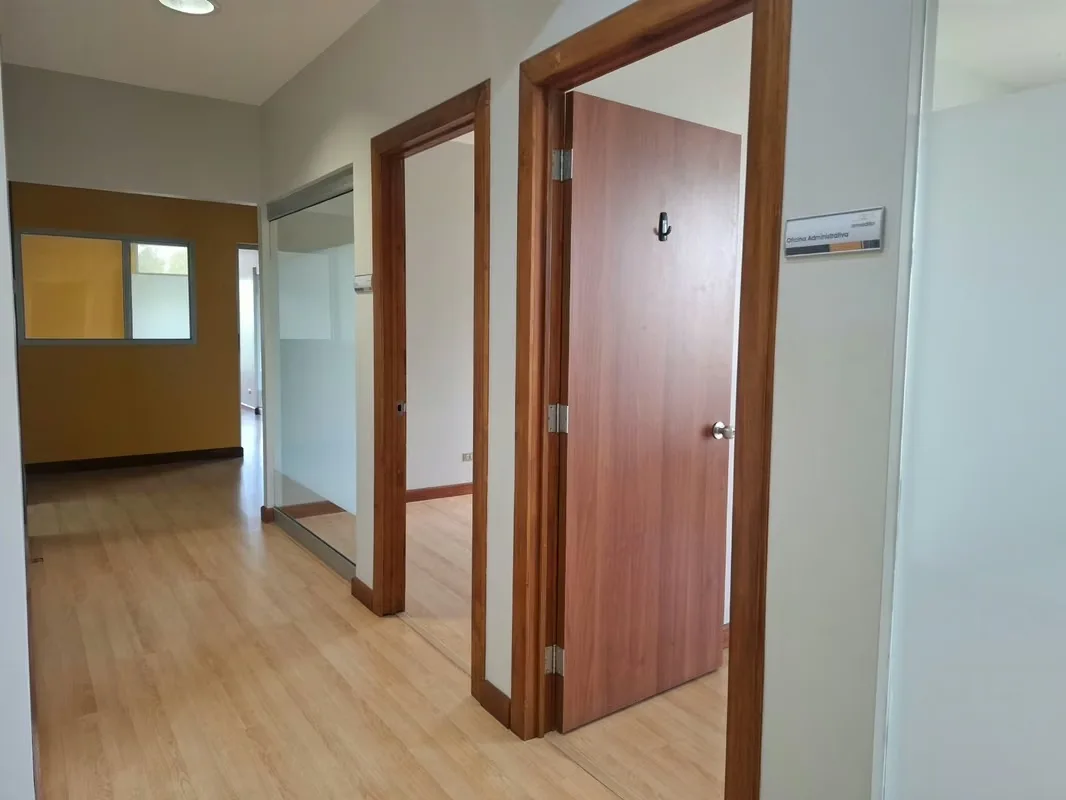 La oficina se ubica en el segundo piso de edificio Nunciatura, cuenta con seguridad 24/7, tres parqueos privados, parqueos para clientes., photo 3