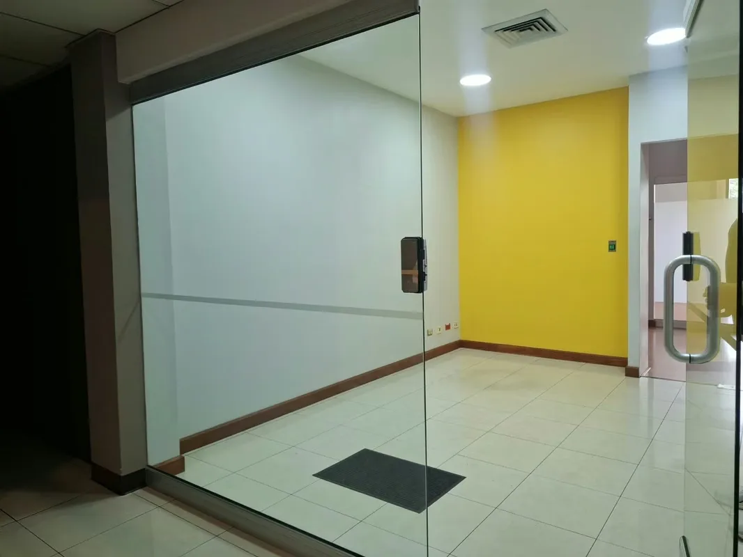 La oficina se ubica en el segundo piso de edificio Nunciatura, cuenta con seguridad 24/7, tres parqueos privados, parqueos para clientes., photo 4