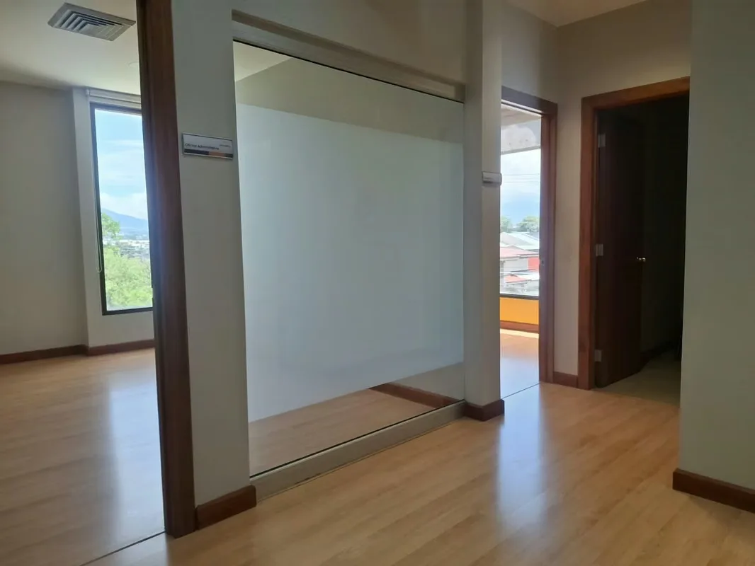 La oficina se ubica en el segundo piso de edificio Nunciatura, cuenta con seguridad 24/7, tres parqueos privados, parqueos para clientes., photo 6