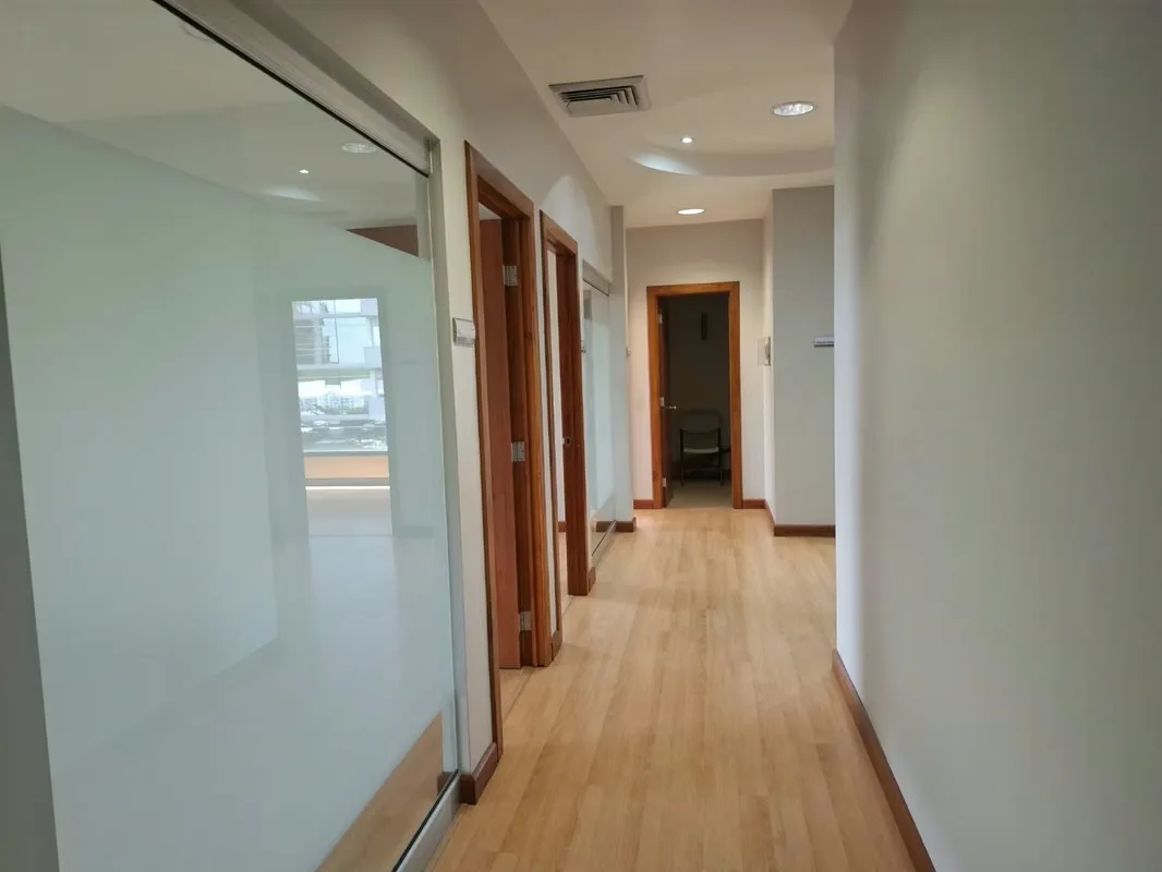 La oficina se ubica en el segundo piso de edificio Nunciatura, cuenta con seguridad 24/7, tres parqueos privados, parqueos para clientes., photo 7