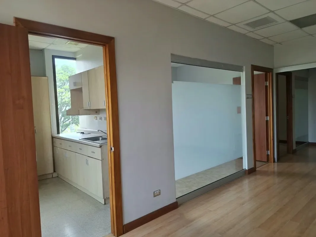 La oficina se ubica en el segundo piso de edificio Nunciatura, cuenta con seguridad 24/7, tres parqueos privados, parqueos para clientes., photo 8