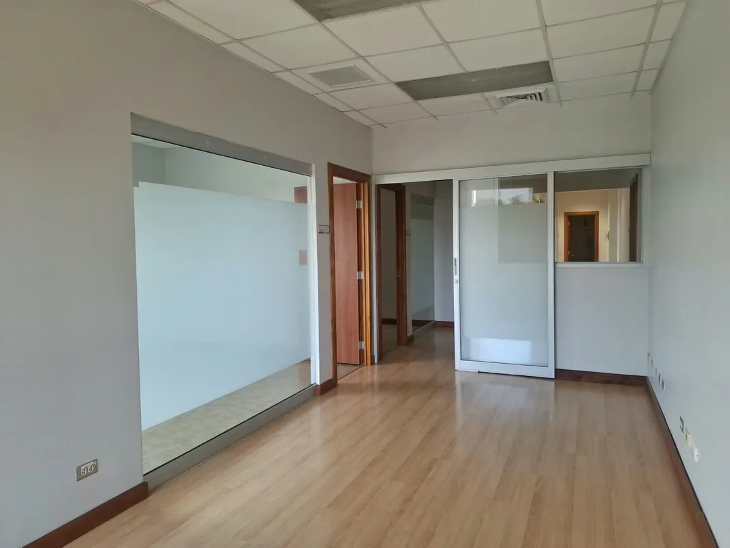 La oficina se ubica en el segundo piso de edificio Nunciatura, cuenta con seguridad 24/7, tres parqueos privados, parqueos para clientes., photo 9