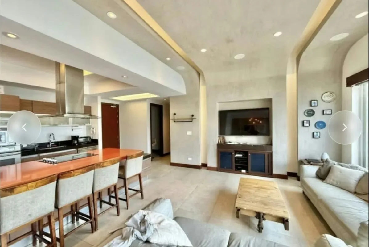 En una zona de Escazu exclusiva como lo es la zona Distrito 4 , les ofrezco esta belleza de Penthouse 200m2 con muchos detalles de diseños con diferentes texturas, con vista ...