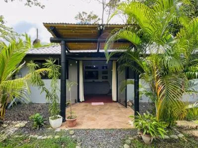 A poca distancia de la playa en Uvita: moderna casa con piscina por menos de $400,000.